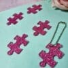 Pingente Acrílico Peça de Quebra Cabeça Rosa Glitter- 5un